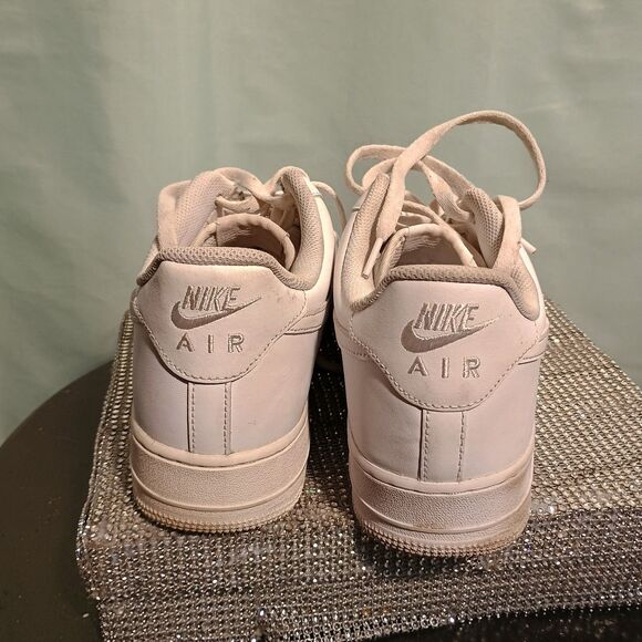 "Classic White Nike Air Force 1 Sneakers – Iconic Street Style Shoes" - Picture 5 of 5